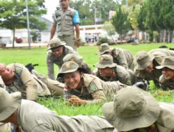 Teks foto dok: Dibekali menghadapi rawan bencana, Satpol PP dan Linmas dilatih.