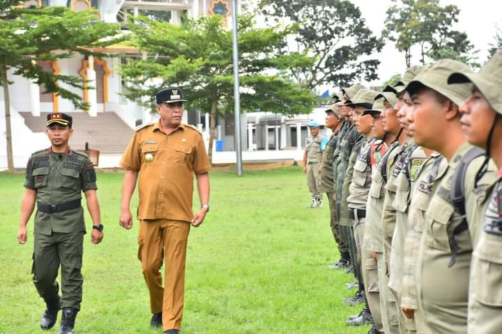 Teks foto dok: Bupati Madina HM Jafar Sukhairi Nasution mengatakan, Satpol PP dan Linmas untuk kenyamanan masyarakat, terutama menghadapi bencana alam.