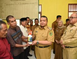 Bupati Tapsel Salurkan Pupuk Organik Kepada Kelompok Tani