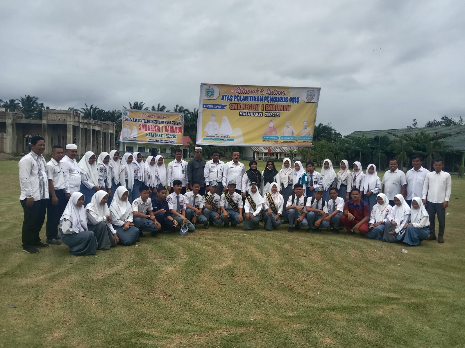 Keterangan Gambar: Ketua OSIS terpilih Arif dan Dina foto bersama guru dan Siswa/i SMKN Barumun usai dilantik. Rabu (16/11) (Berita/Ist)
