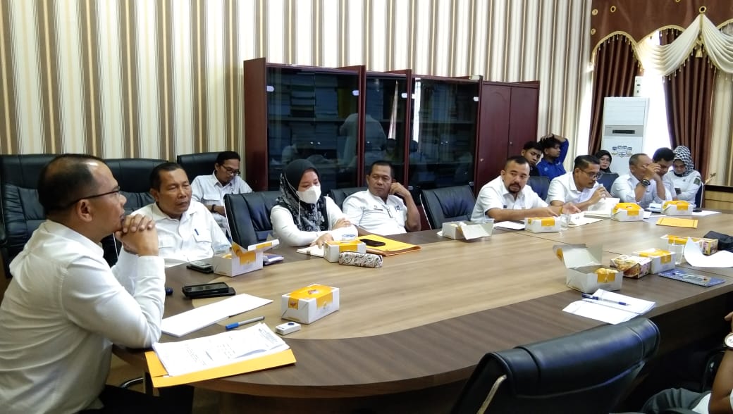 Teks Foto /Beritasore/ist Plh Bupati Langkat H Amril SSos MAP pimpin rapat persiapan HAKORDIA 2022, dan evaluasi capaian nilai MCP Langkat, di Kantor Bupati Langkat, Rabu (9/11/2022