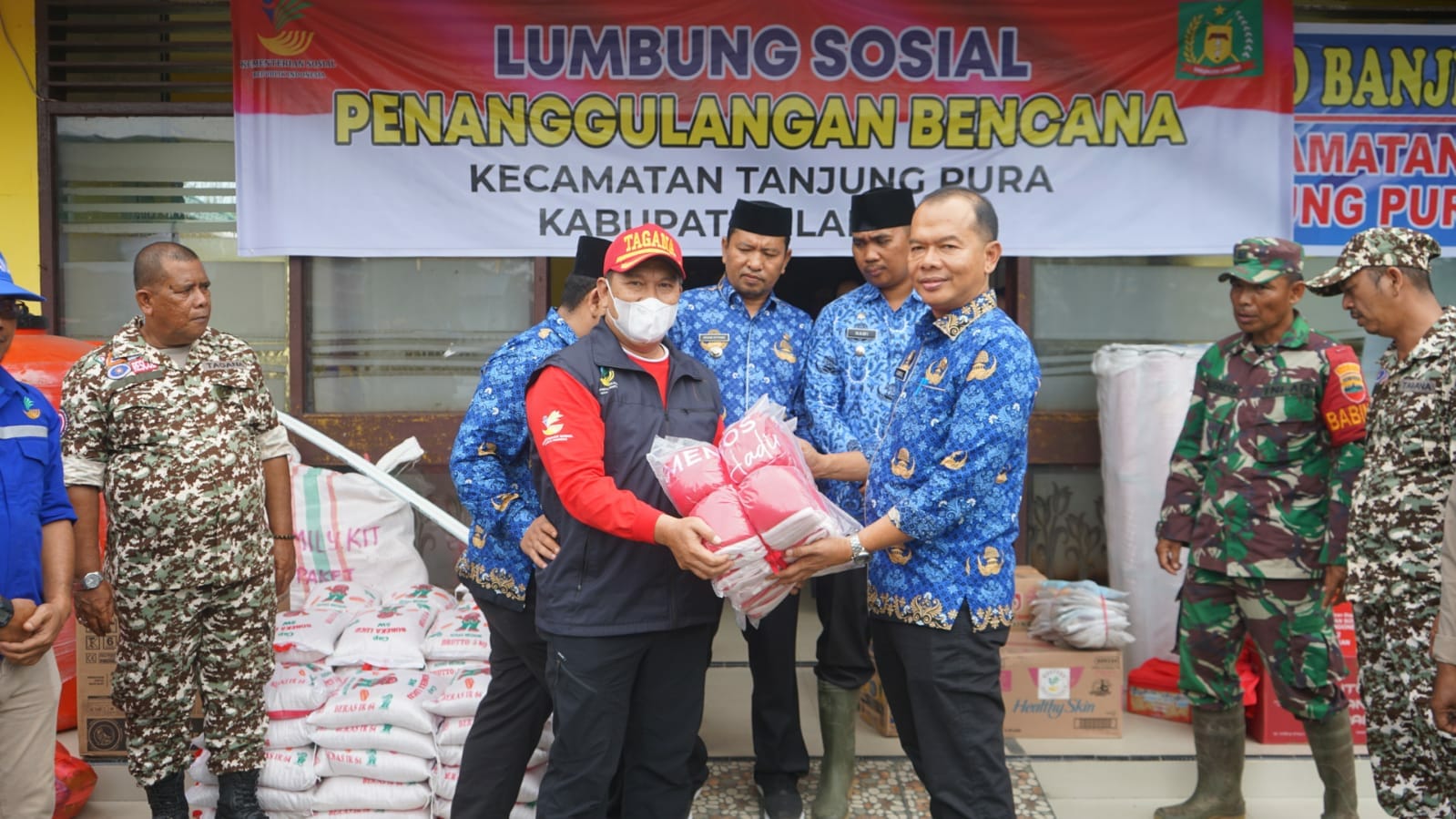 Beritasore/ist: Plh Bupati Langkat H Amril SSos MAP menghadiri launching Lumbung Sosial Penanggulangan Bencana di Kecamatan Tanjungpura dan Besitang, Kamis (10/11/2022).