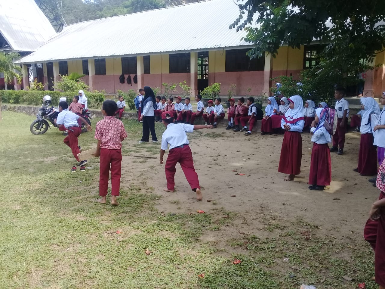 Berita Sore/Irham Hagabean Nasution: Para murid beraktifitas di salahsatu SDN di Madina. Paska uji kelayakan Kepsek, diharap akan mengelola sekolah makin baik dengan kualitas pendidikan yang juga meningkat di Madina.