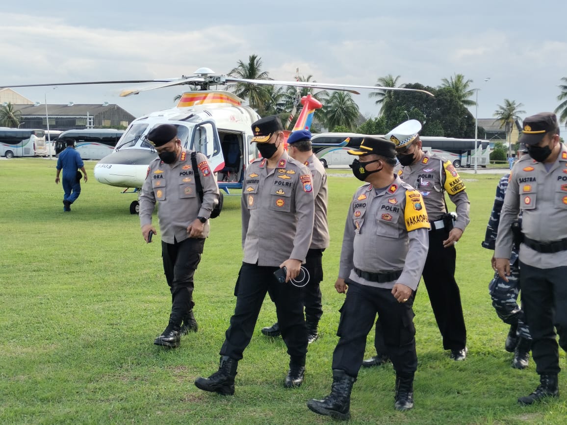 Wakapoldasu Brigjen Pol.H.DR. Dadang Hartanto SH,SIK,MSi beserta PJU Poldasu melakukan pengecekan  Pelaksanaan pemungutan suara pada Pemilihan Kepala Desa Serentak Tahun 2022 di Kabupaten Batu Bara Rabu (16/11-2022).beritasore/alirsyah