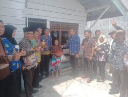 Camat Sunggal Deli Serdang Bersama Kepala Desa Salurkan Paket Sembako