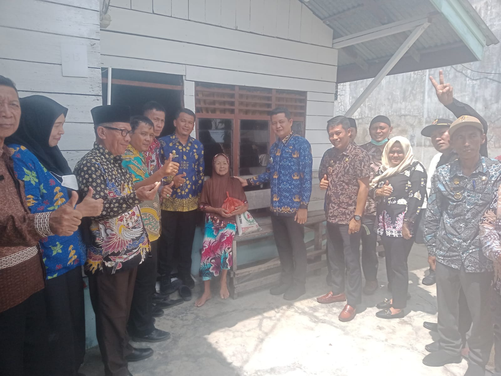 Camat Sunggal Deli Serdang.Danang Purnama Yuda SSTP M.SP bersama kepala Desa saat memberikan bantuan paket sembako kepada IBu Sufeni warga Dusun Dua Medan Krio