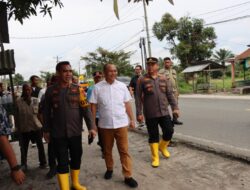 Kapolres Batu Bara AKBP Jose D.C. Fernandes S.I.K dan Bupati Batu Bara Ir.H Zahir M.AP, berikan Bansos kepada warga terdampak banjir setinggi 2 Meter Desa Simpang Gambus Kecamatan Lima Puluh Kabupaten Batu Bara Kamis (17/11-2022).beritasore/alirsyah