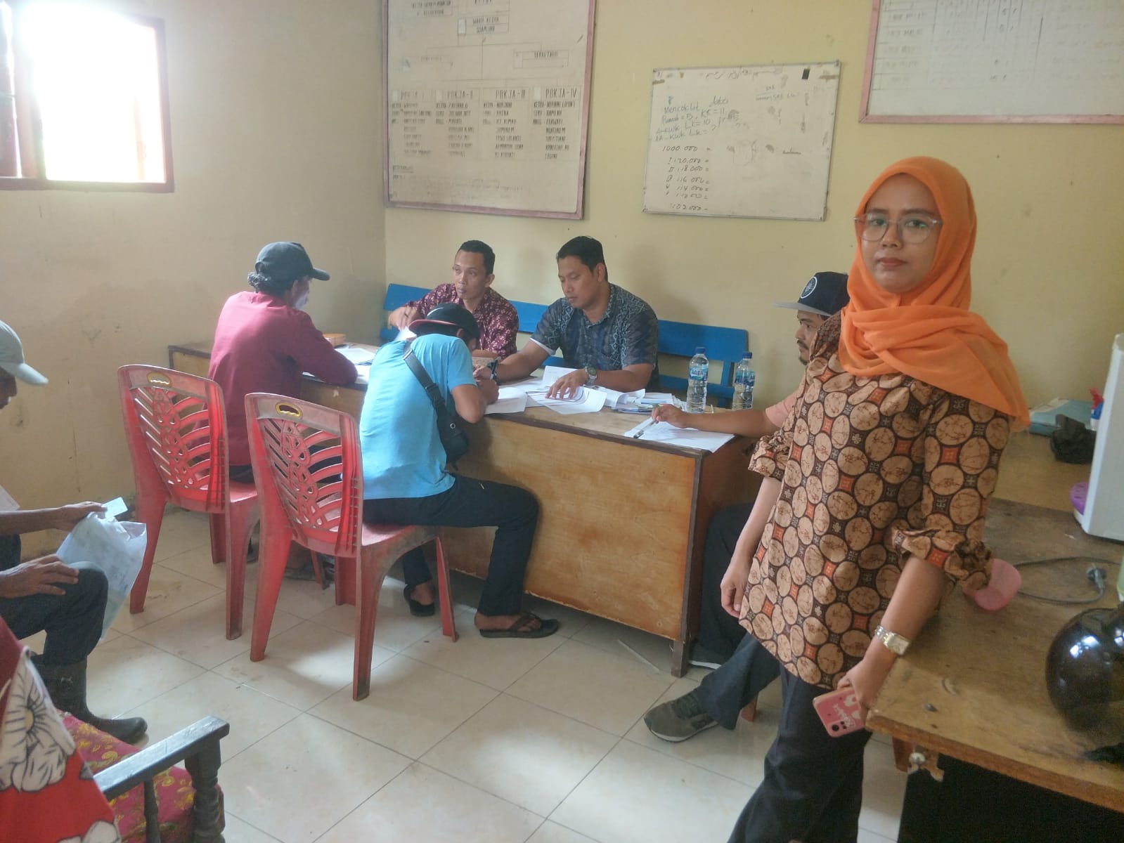 Beritasore/Boy Aprizal: Petugas Bank sedang mendata peserta BSPS Kelurahan Sei Bilah Timur yang juga disaksikan Lurah Sei Bilah Timur Fridya Chairu SKom, Kamis(17/11/2022).