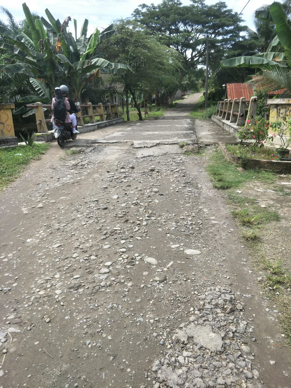 Beritasore/Boy Aprizal: Pengendara sepedamotor tampak hati hati melintasi jalan munuju SMAN Gebang, Kamis (17/11/2022).
