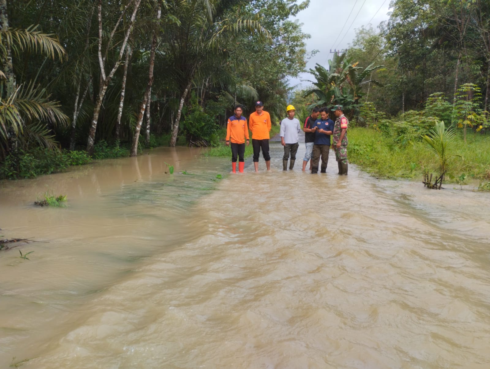 Berita Sore/Birong RT: Luapan sungai Batang Toru juga turut merendam nadan jalan menuju Desa Hapesong Baru, Dusun Suka Maju Benteng Kec.Batang Toru, Kamis (17/11).