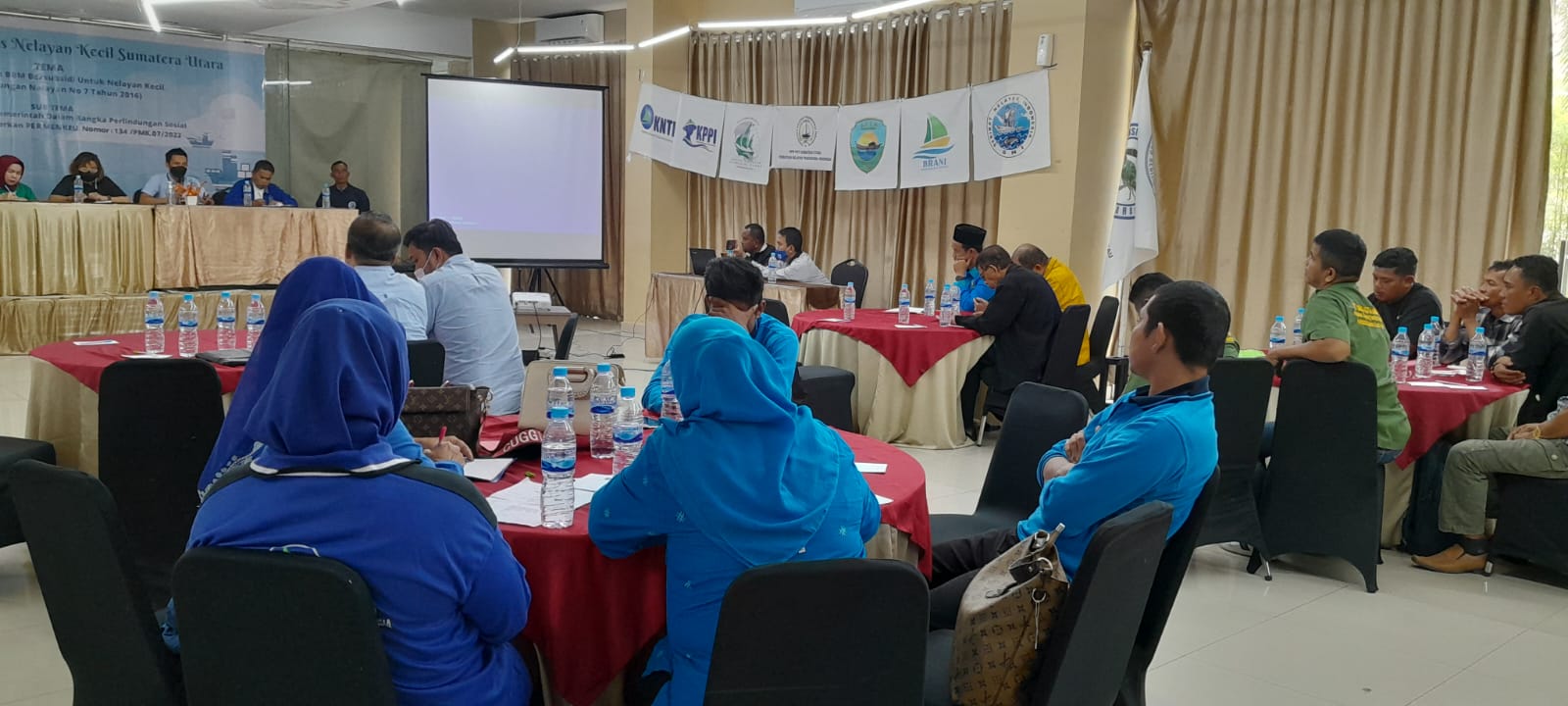 Berita Sore/Andi Aria Tirtayasa: Suasana diskusi Perkumpulan Ormas Nelayan Kecil Sumatera Utara di Hotel Saka Medan, Kamis (17/11) yang membahas penyaluran BBM Bersubsidi solar di pesisir timur dan pesisir utara Sumatera Utara.