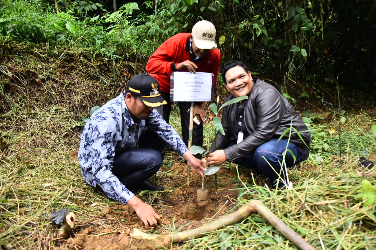 Berita Sore/ist: Direksi Perumda Tirtanadi bersama Kepala Desa Rumah Sumbul Sobirin menanam pohon bibit aren di Desa Rumah Sumbul, Kecamatan Sibolangit, Kabupaten Deliserdang Kamis (17/11/2022).