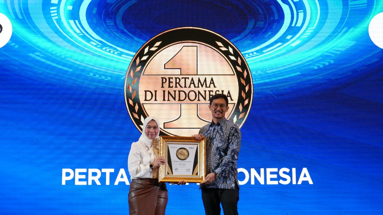 Berita Sore/ist: Senior Product Manager of Metanesia Andrew Setiawan Tarigan (kanan) menerima Penghargaan "PERTAMA DI INDONESIA” yang diberikan oleh CEO Media INFOBRAND Group Susilowati di Jakarta beberapa waktu lalu.