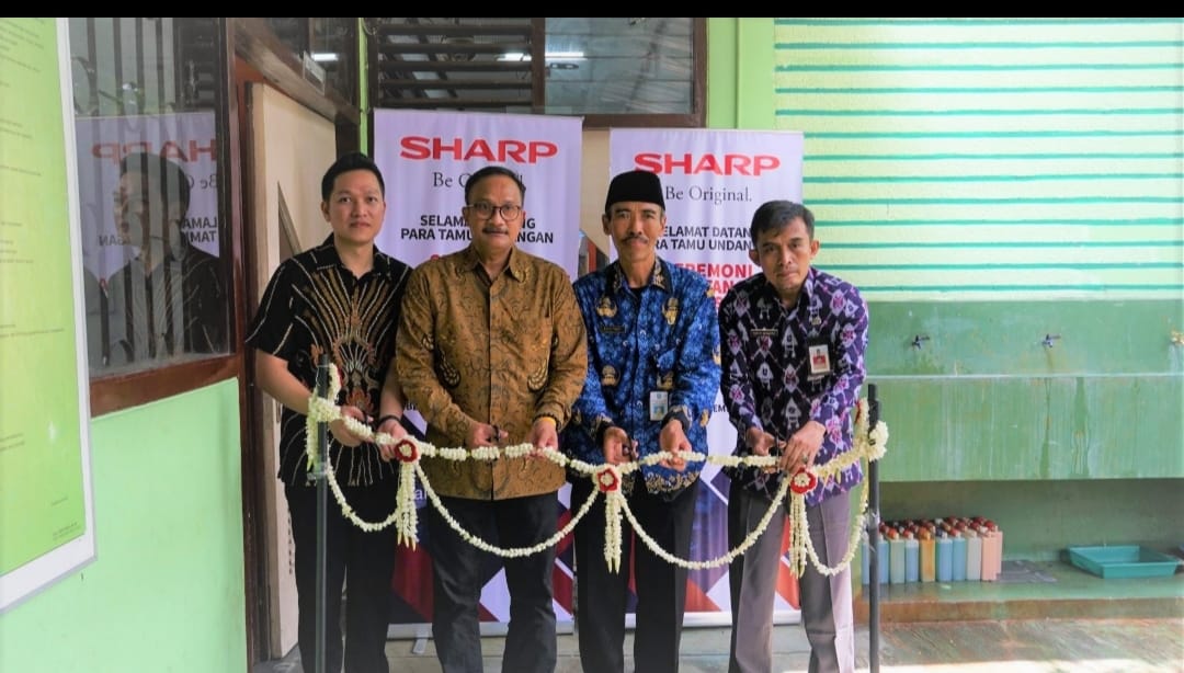 Berita Sore/ist: Dari kiri ke kanan: Jerry Liman, Branch Manager Sharp Kediri, Ronald R Huawee, GM Customer Satisfaction, PT Sharp Electronics Indonesia, Drs Sugiyadi, M, Pd , Kepala Sekolah SMKN 1 Blitar dan Drs Hakim Sisworo, M,Si Kepala, Disperinda Blitar memotong pita di SMKN 1 Blitar Kamis (17/11/2022).