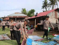 Kapolres Mandailing Natal AKBP HM Reza Chairul Akbar Sidiq, SIK, MH bersama personel Polri membantu korban angin putingbeliung.