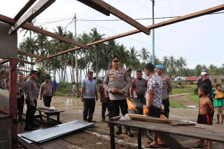 Kapolres Mandailing Natal AKBP HM Reza Chairul Akbar Sidiq, SIK, MH selain memerintahkan 50 personel Polri membantu korban putingbeliung, juga menyerahkan bantuan kepada warga musibah yang membutuhkan.