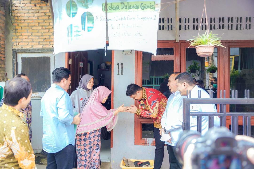 Walikota Medan Bobby Nasution, ketika menyerahkan sertifikat tanah gratis kepada warga kelurahan Menteng disaksikan Menteri Agraria dan Tata Ruang/ Badan Pertanahan Nasional (ATR/BPN) RI Hadi Tjahjanto dan Gubsu Edy Rahmayadi, Kamis (17/11). 