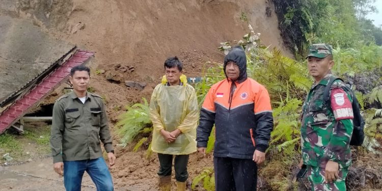 Berita Sore/Birong RT Teks poto: Camat Angkola Barat, M.Thohir Parlindungan Pasaribu bersama BPBD Tapsel, TNI/Polri saat meninjau longsor di Desa Sibakkua, Kecamatan Angkola Barat, Kabupaten Tapanuli Selatan, Jum'at (18/11).