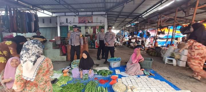 Teks foto: Kapolsek Panyabungan AKP Andi Gustawi beserta personel Babinkamtibmas berdialog seraya menyampaikan imbauan kepada masyarakat di Pasar Panyabungan.