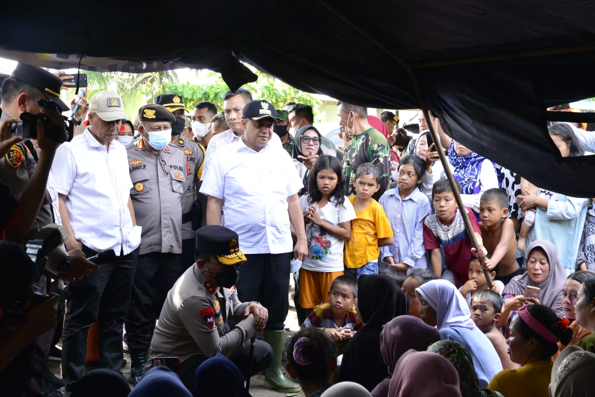 Teks fhoto Kapolda Sumatera Utara Irjen Pol Panca Putra Simanjuntak didampingi Bupati Batu Bara Ir.H.Zahir M.AP meninjau langsung penanganan banjir terparah di Desa Simpang Gambus, Kecamatan Lima Puluh sekaligus memberikan bantuan Jumat (18/11/2022) sore.