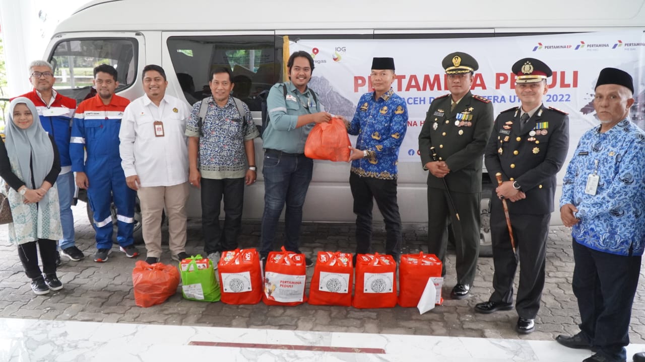 Teks Foto /Beritasore/ist Plh Bupati Langkat H Amril SSos MAP menerima kunjungan SKK Migas Perwakilan Sumbagut dalam rangka menyerahkan bantuan untuk korban banjir di Kabupaten Langkat, di Kantor Bupati Langkat, Stabat, Kamis (10/11/2022).
