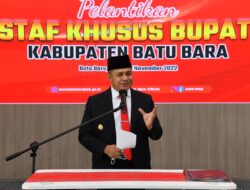 Teks fhoto Bupati Batu Bara Ir.H.Zahir M.AP melantik 9 Staf khusus di Komplek Perumahan Bupati Komplek Inalum, Kecamatan Sei Suka Sabtu (19/11-2022). beritasore/alirsyah