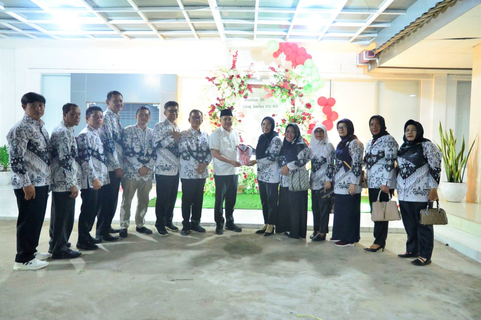 Teks fhoto Plt Disdik Batu Bara Tumanggor bersama Para pengurus PGRI beraudensi ke Bupati Batu Bara Ir.H.Zahir M.AP dikediaman Rumah Dinas Bupati Komplek Perumahan Inalum, Kecamatan Sei Suka menjelang HUT PGRI Ke-77/2022 Jum'at (18/11-2022) malam.beritasore/alirsyah