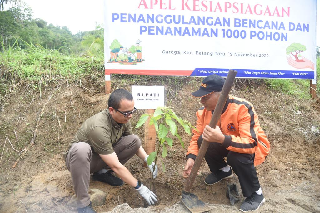 Berita Sore/Birong RT Teks poto: Penanaman 1000 pohon di sekitaran Sungai Garoga, Desa Garoga, Kecamatan Batang Toru, Sabtu (19/11).