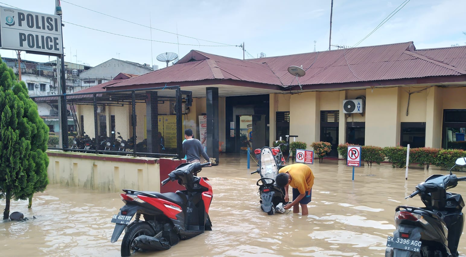 Berita Sore/Ist Markas Polsek Medan Labuhan terendam banjir akibat meluapnya air Sungai Deli, Sabtu (19/11).