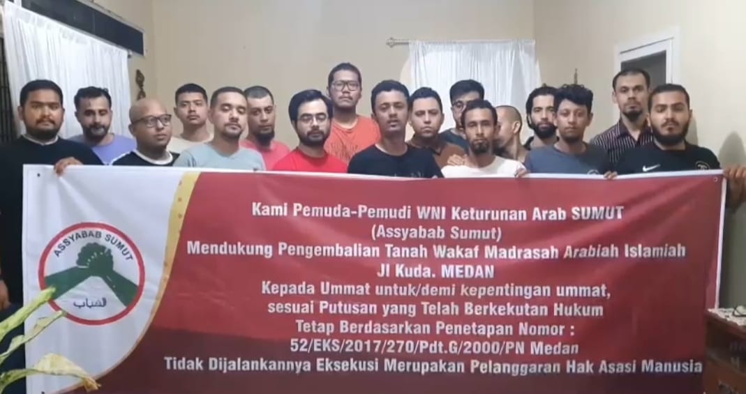 BERITA SORE/Andi Aria Tirtayas Ketua ASSYAABAB Sumut Faiz Saleh Balasqa foto bersama usai menyampaikan pernyataan sikapnya yang meminta agar Ketua PN Medan segera melaksanakan kembali eksekusi objek perkara di Jl. Kuda Kecamatan Medan Kota yang sempat tertunda