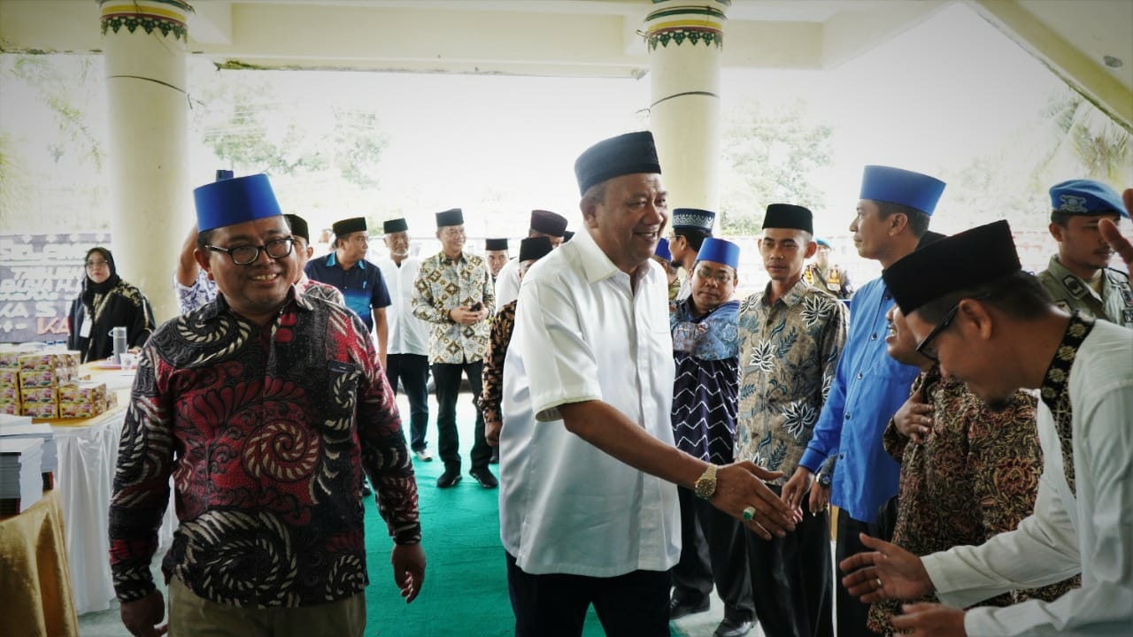 Teks Foto /Beritasore/ist Plt Bupati Langkat H Syah Afandin SH menghadiri kegiatan Pompes Ulumul Quran di Gedung MABMI Langkat, Stabat, Sabtu (19/11/2022).
