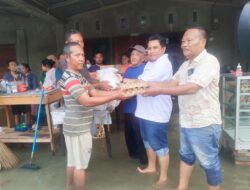 Teks Foto: Ketua Gemira Deliserdang Muhammad Hendrik bersama tim memberikan sembako secara simbolis kepada warga korban banjir dan memberikan bantuan sembako. (Waspada/Edward Limbong).