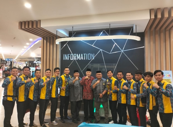 Foto: Kafilah Rebana putra Labura dengan Ketua harian DPW. LASQI Sumut Drs.H.Daudsyah Munthe,MM bersama Tenaga Ahli bupati Labura, Zulfi mahzar Pohan, M.pd dan LASQI Labura,Idris Aritonang,S.sos.I di ajang Pemilihan Duta Qasidah Indonesia ke XXVI di Karawang,Jawa barat. (ist)