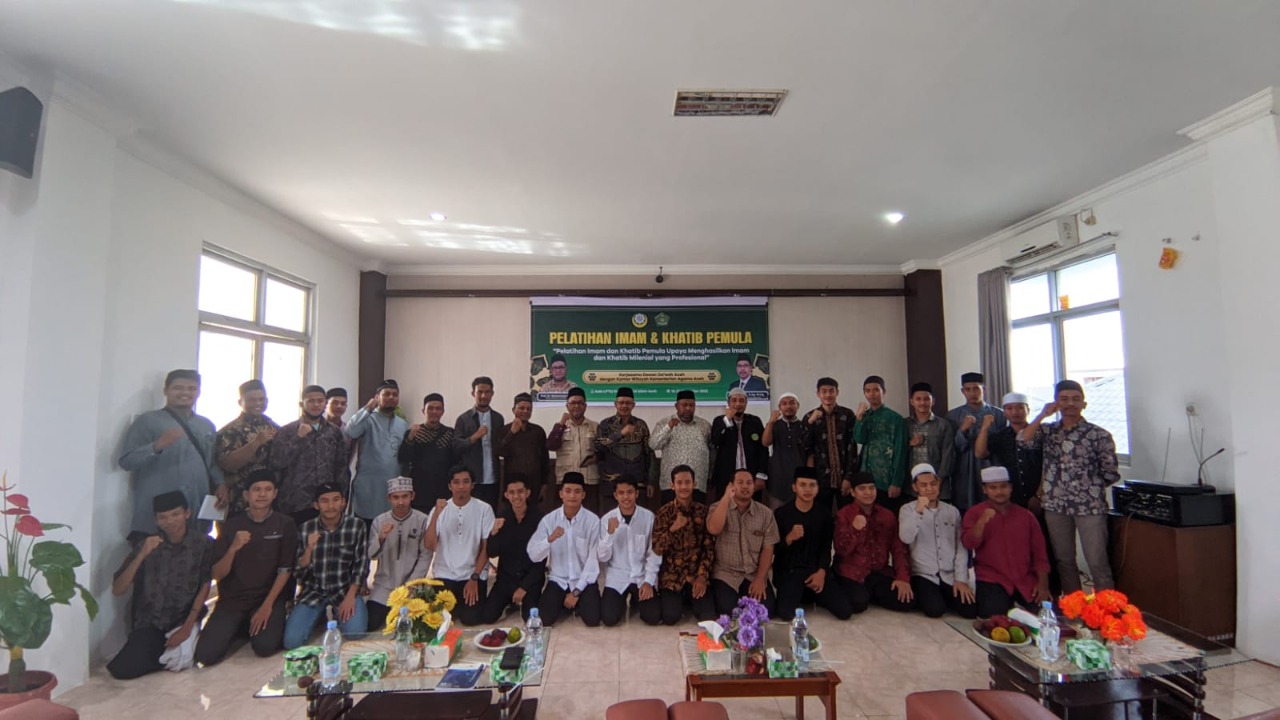 Teks foto: Kepala Kanwil Kemenag Aceh yang diwakili Kabid Penais Zawa, H. Yasih, SAg MA foto bersama dengan peserta pelatihan imam dan khatib untuk para pemula, digelar (19-20/11/22) di Aula UPTD PPQ Dinas Syariat Islam Aceh.(Foto:T.Mansursyah)