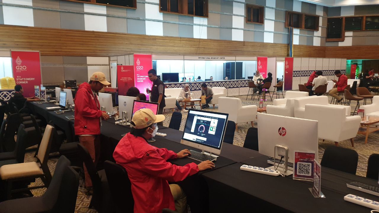 Berita Sore/ist Penyiapan akses internet cepat dan jaringan yang kuat di area Media Center.