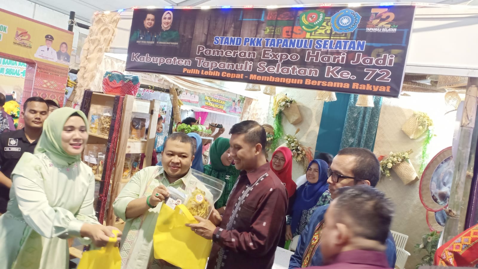 Keterangan gambar: Bupati Tapsel H Dolly Pasaribu saat meninjau salah satu stand pameran.(Foto: Syarif Ali Usman)