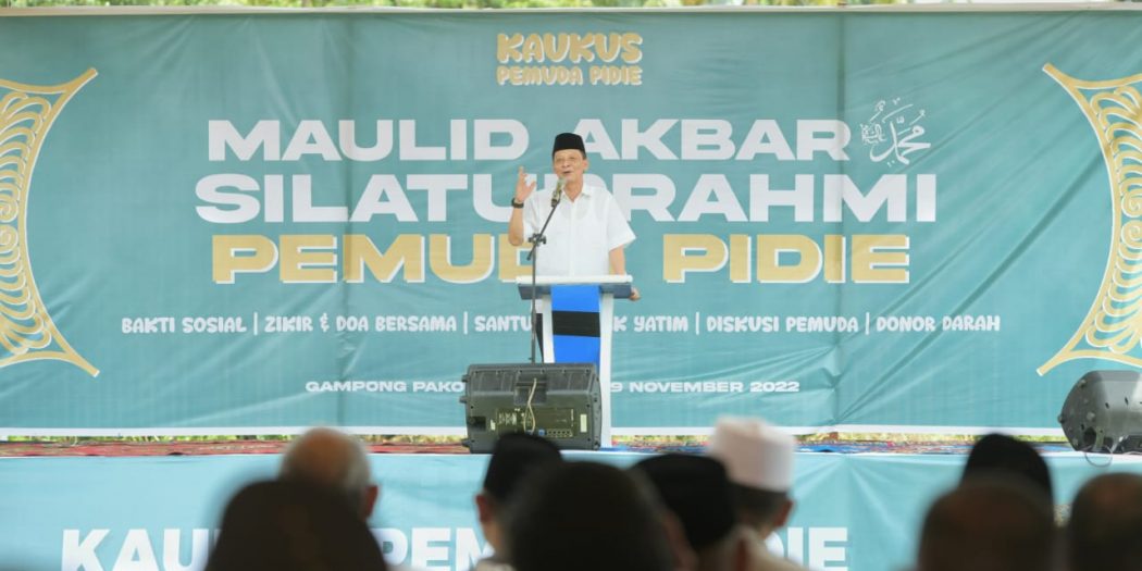 Ket. Foto : Pj. Gubernur Aceh, Achmad Marzuki, memberikan sambutan saat menghadiri Maulid Akbar dan Silaturahmi Pemuda Pidie di Gampong Pakoe, Kec. Keumala, Pidie, Sabtu (19/11) malam. (Ist)