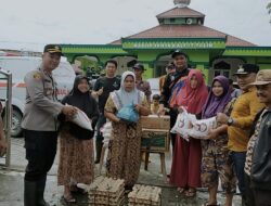 Kapolsek Percut Serahkan Bantuan Kepada Korban Banjir