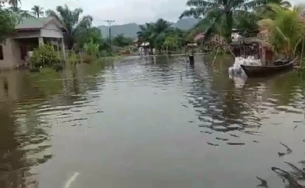 Teks poto: Kondisi banjir yang merendam ratusan rumah di Kec.Angkola Sangkunur masih bertahan, Minggu (20/11).