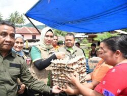 Bupati Tapsel Serahkan Bantuan Korban Banjir Di Angkola Sangkunur