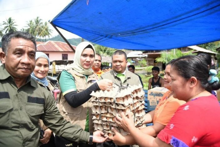 Teks poto: Bupati Tapanuli Selatan, Dolly Pasaribu didampingi Ketua TP.PKK menyerahkan bantuan kepada korban banjir di LK.1 Kel.Rianiate Kec.Angkola Sangkunur, Minggu (20/11).