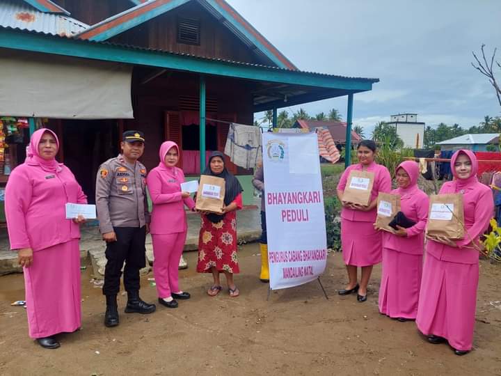 Teks foto: Ibu Bhayangkari menyerahkan bantuan kepada para korban angin putingbeliung.