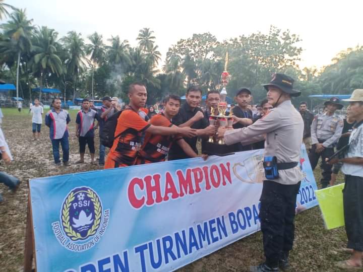 Teks foto: Personel Polres Madina dan Polsek Natal mengamankan even Open Tuornamen Sepakbola Bopas Cup IV 2022.
