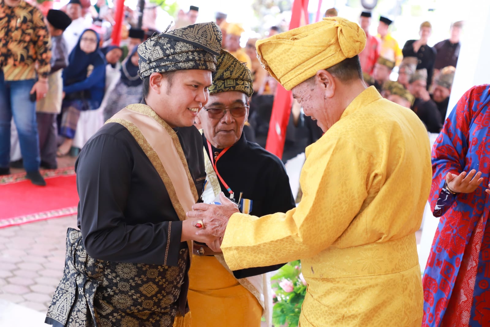 Teks foto: Wabup Sergai H. Adlin Tambunan Didapuk Gelar Datuk Wedana Setia Negeri. Waspada/ist