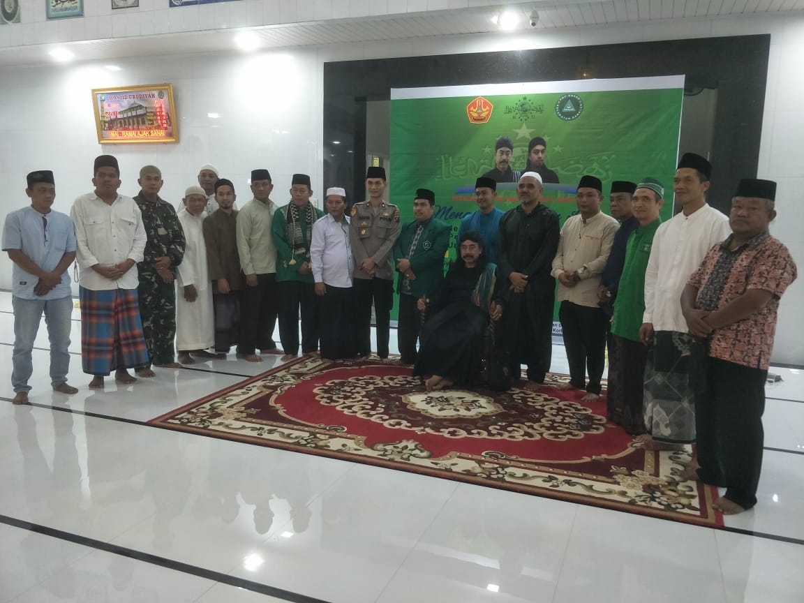 Teks Foto /Beritasore/Boy Aprizal: PWD Teluk Aru Kab. Langkat foto bersama usai acara di Masjid Ubudiyah P. Brandan, Minggu (20/11/2022)malam.