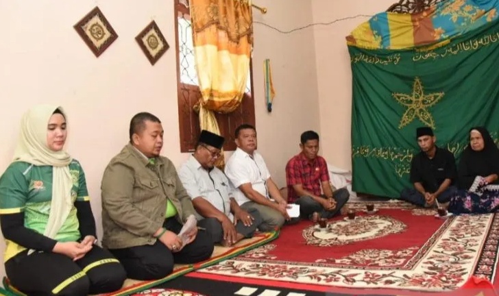 Teks poto: Bupati Tapanuli Selatan, Dolly Pasaribu didampingi Ketua TP.PKK Tapsel, Ny.Rosalina Dolly Pasaribu mengunjungi rumah duka korban longsor di Desa Sibakkua Kec. Angkola Barat, Minggu (20/11)