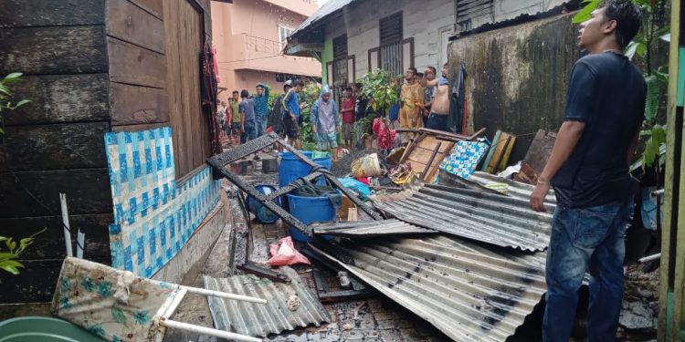 Teks poto: Satu unit rumah kebakaran di gang Rajawali, Kampung Teleng, WEK III, Kecamatan Padangsidimpuan Utara Kota Padangsidimpuan, Senin (21/11).