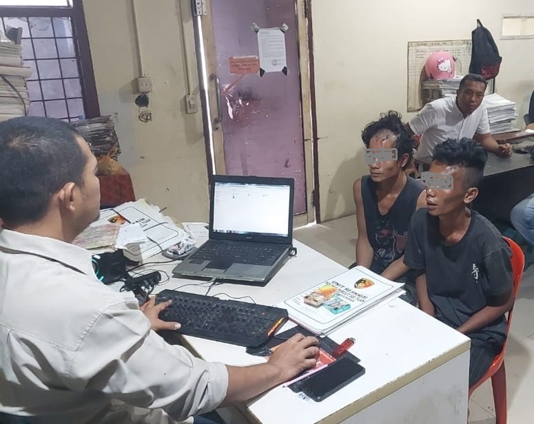 Berita Sore/Andi Aria Tirtayasa Kedua pelaku pencurian yang diamuk massa saat menjalani pemeriksaan di ruang penyidik Polsek Percut Seituan, Senin (21/11).