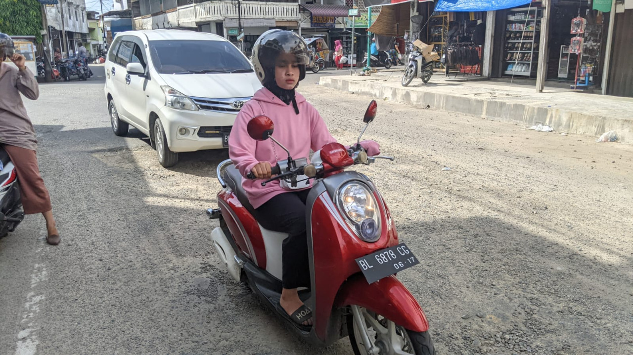 Foto Syafrizal: Kondisi jalan pusat Kota Blangpidie, Abdya, yang dihiasi lubang yang mengancam pengendara, Senin (21/11).