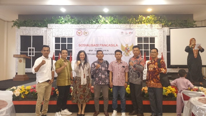 Teks fhoto: Sosialisasi bertemakan “Gotong Royong Membumikan Pancasila” dibuka BPIP Komisi II DPR RI DR H.Ahmad Doli Kurnia Tanjung secara virtual di Hotel Grand Malaka Tanjung Tiram Senin (21/11-2022). beritasore/alirsyah